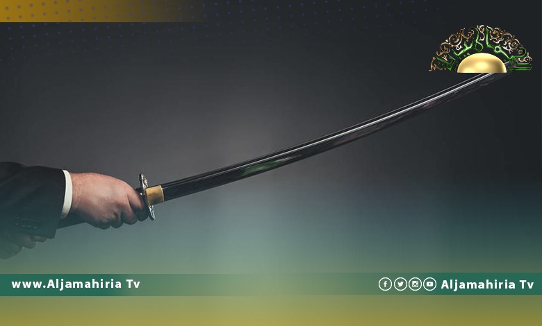 طالب يعتدي على معلمه بالضرب مستخدما سيف حاد