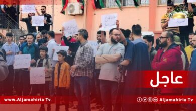 عاجل| وقفة احتجاجية أمام مديرية أمن مسلاتة للمطالبة بالإفراج الفوري عن أفراد تابعين للمديرية ألقي القبض عليهم وتم إيقافهم في سجن الخمس