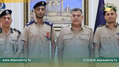مازن يكرم ضابطين وموظف أصيبوا في اشتباكات بنغازي أثناء تأدية عملهم