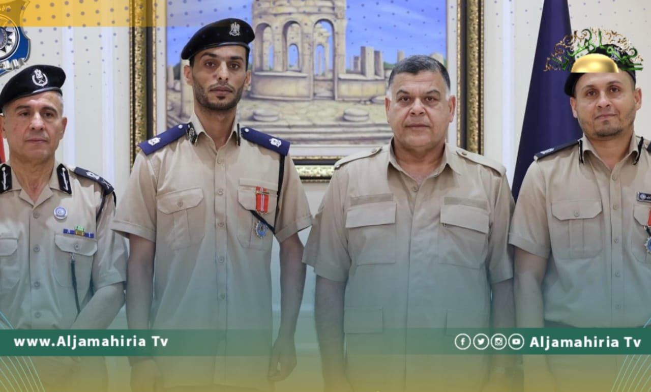 مازن يكرم ضابطين وموظف أصيبوا في اشتباكات بنغازي أثناء تأدية عملهم