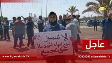 عاجل// وقفة احتجاجية في مصراتة أمام مبنى شركة الحديد والصلب للمطالبة بزيادة الرواتب أسوة بالعاملين الهنود