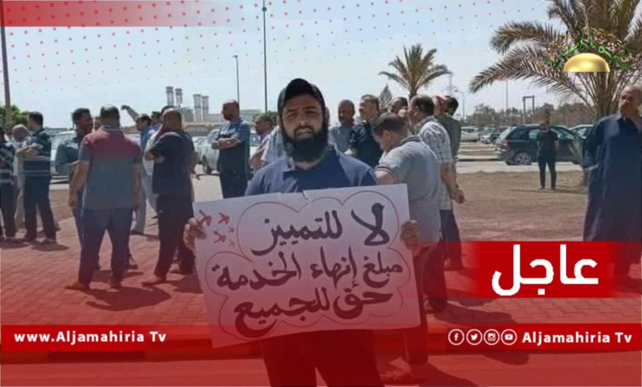 عاجل// وقفة احتجاجية في مصراتة أمام مبنى شركة الحديد والصلب للمطالبة بزيادة الرواتب أسوة بالعاملين الهنود