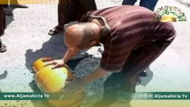 مواطنون يقومون بتسوية قطران الطرق باسطوانة غاز!!
