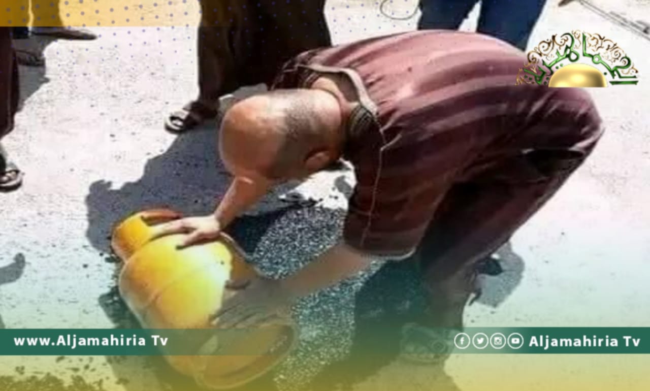 مواطنون يقومون بتسوية قطران الطرق باسطوانة غاز!!