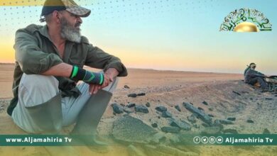 في غياب الحكومة.. متطوعون يقومون بترميم طريق الكفرة-جالو