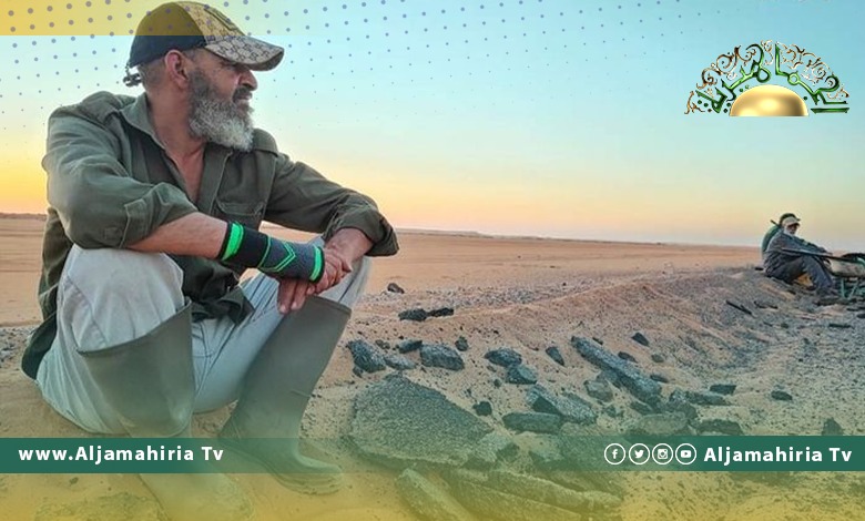 في غياب الحكومة.. متطوعون يقومون بترميم طريق الكفرة-جالو