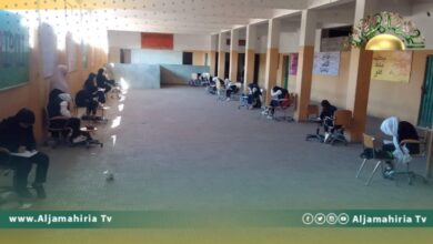 نشطاء يتداولون صورًا لطالبات يؤدين الامتحان في الممرات خارج الفصول الدراسية بطرابلس
