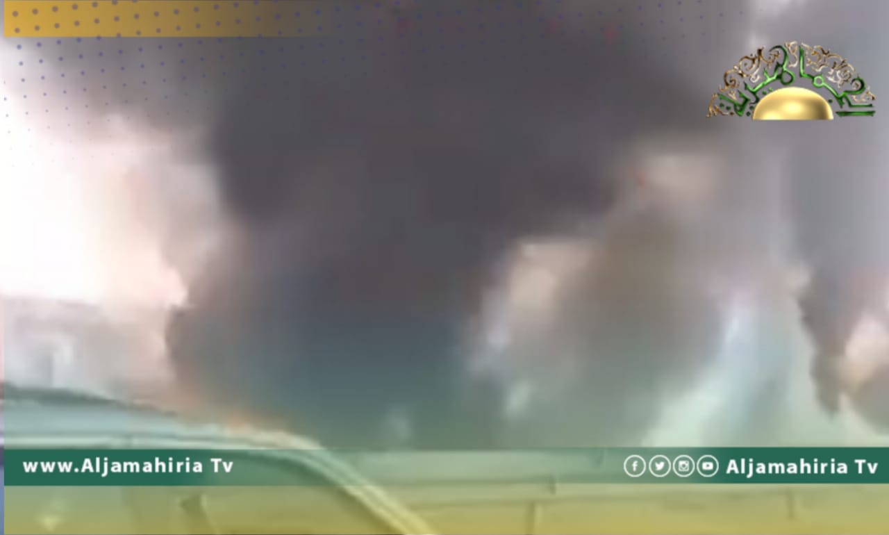 اشتعال النيران في خزانات بيع البنزين على الطريق الساحلي بالزاوية