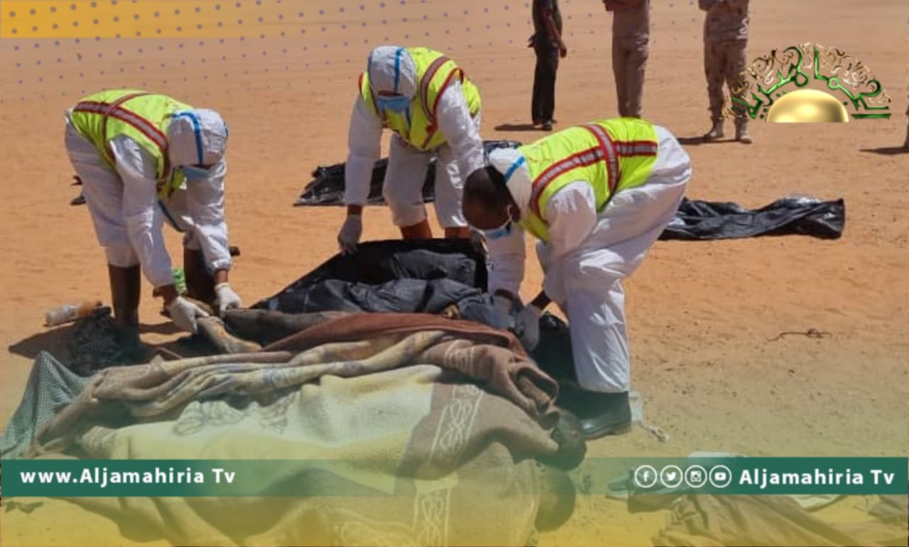 الكفرة: انتشال 20 جثة من سيارة بقلب الصحراء لجنسيات أفريقية بينهم ليبيين