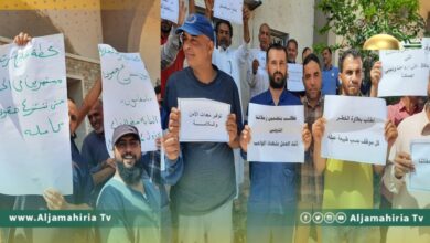 مطالبين بزيادة المرتبات والتأمين الصحي.. وقفة احتجاجية لموظفي الكهرباء في سرت