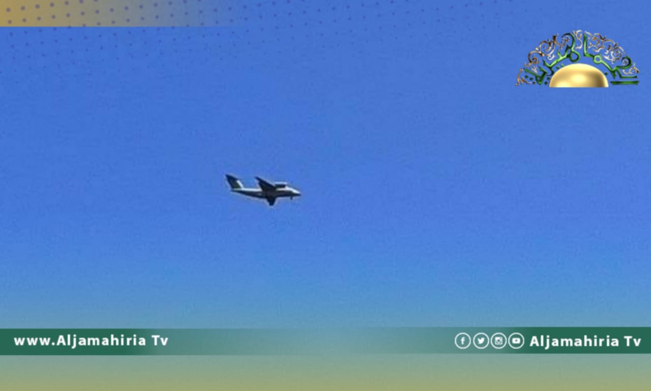 هبوط طائرة شحن عسكرية في قاعدة معيتيقة