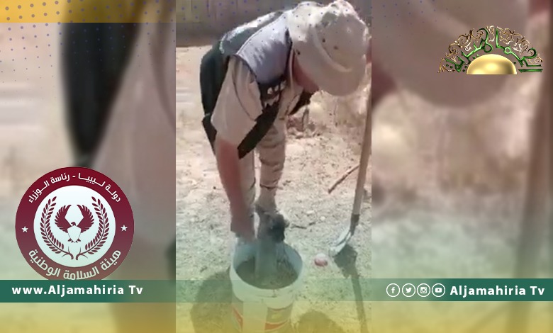 انتشال قذيفة مدفعية فسفورية من أمام منزل في ورشفانة