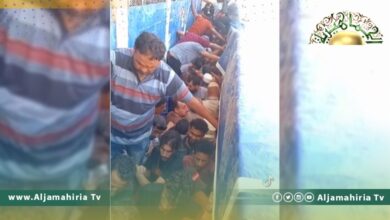 رغم الحر الشديد وكورونا.. زحام شديد أمام مصرف الجمهورية ببنغازي بسبب نقص السيولة