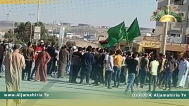 استجابة لدعوات التظاهر.. مواطنون يخرجون في طبرق رافعين الأعلام الخضراء