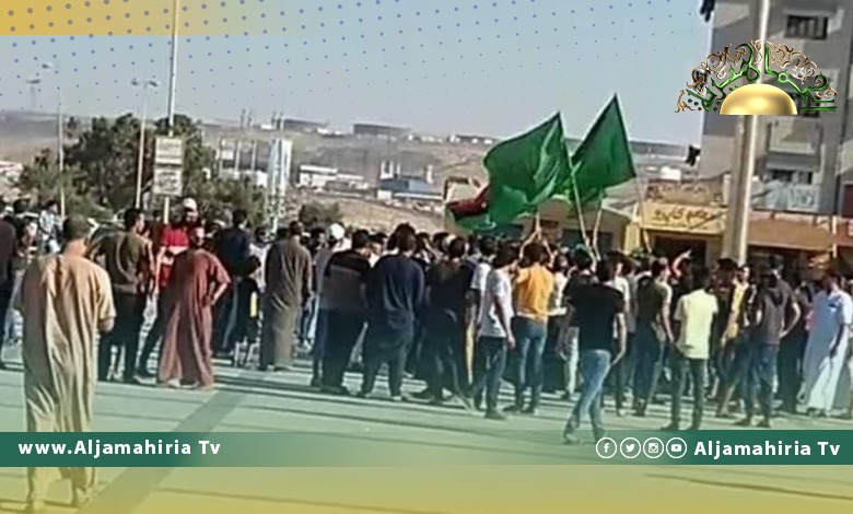 استجابة لدعوات التظاهر.. مواطنون يخرجون في طبرق رافعين الأعلام الخضراء
