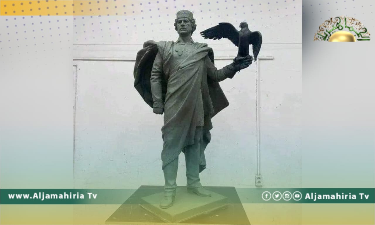 إعجابا بدوره.. نحات روسي يبدع تمثالا للقائد الشهيد معمر القذافي