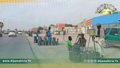 نشطاء يتداولون صورًا لمعاناة أهالي الزاوية في الحصول على الوقود رغم توافر مصفاة وميناء بمدينتهم