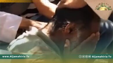 رجل يبكي أمام مصرف الجمهورية فرع طبرق لهذا السبب