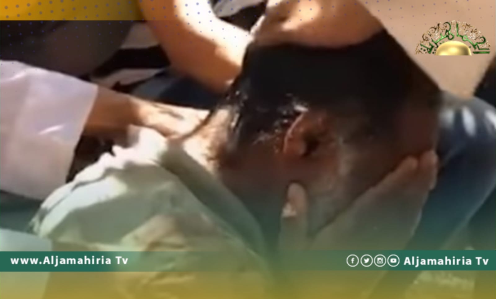 رجل يبكي أمام مصرف الجمهورية فرع طبرق لهذا السبب