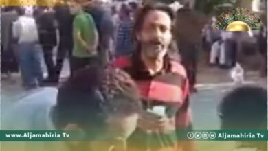 ازدحام المواطنين أمام مصرف الجمهورية