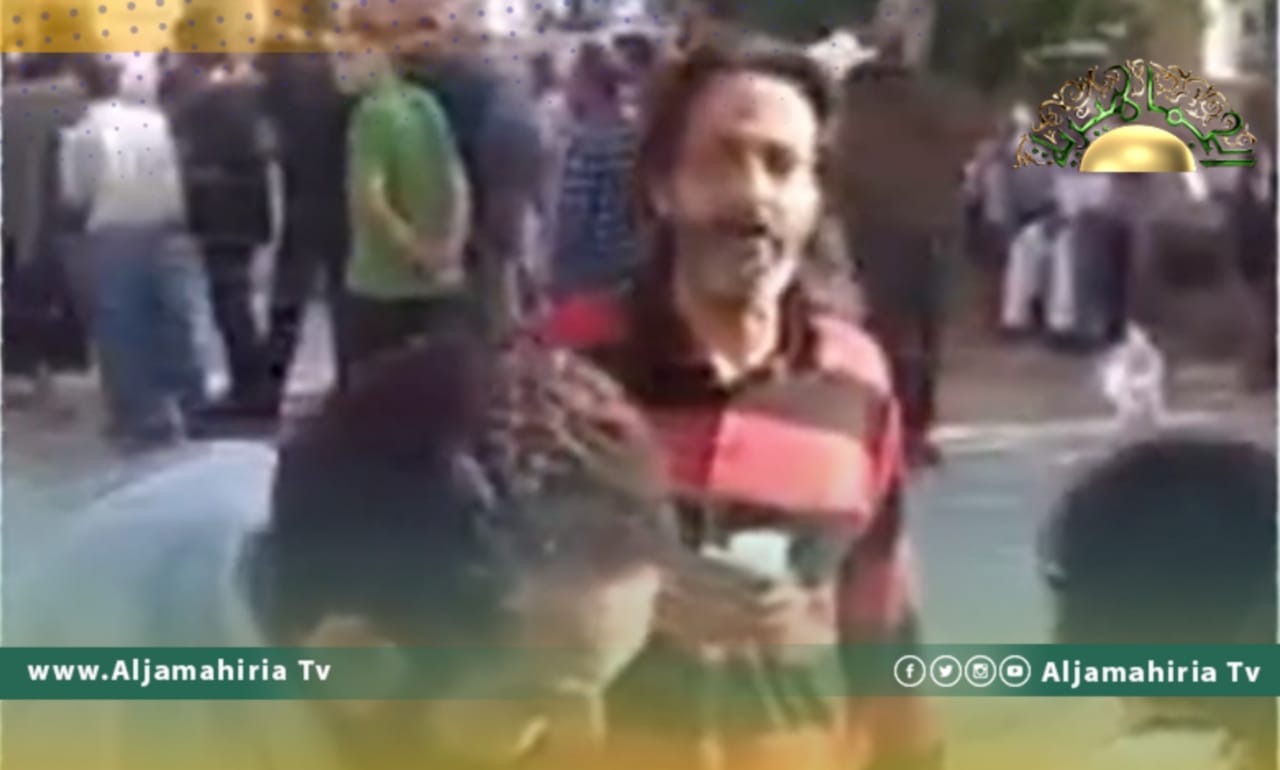 ازدحام المواطنين أمام مصرف الجمهورية