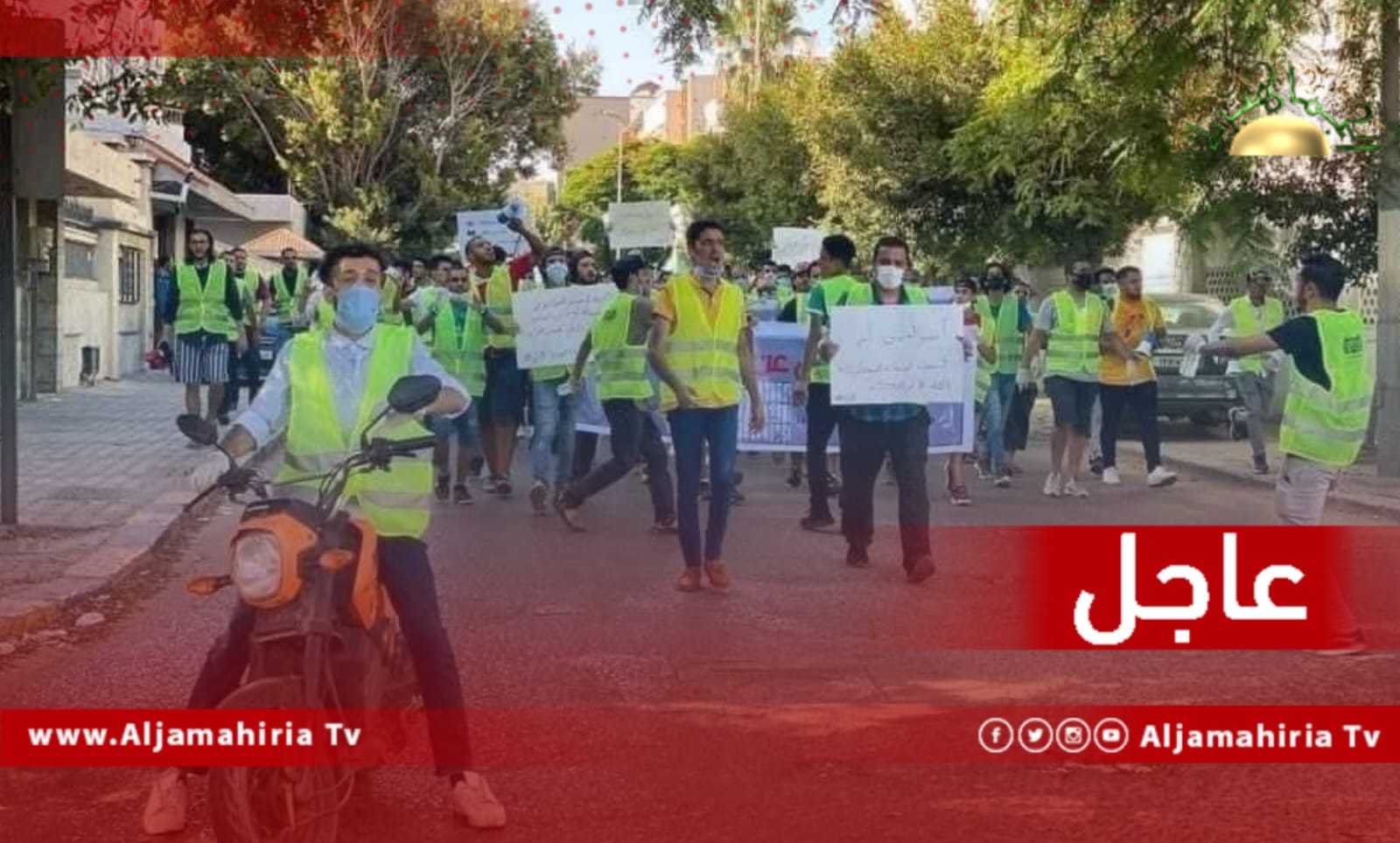 المتظاهرون أمام مقر مجلس الوزراء بطريق السكة طرابلس يرددون شعارات: ادبيبة يا خناب.. يا بايع لبلاد