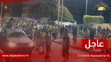 مركبات مسلحة تستعرض بمحيط مقر حكومة الوحدة في طريق السكة بطرابلس وتعتقل عددا من المتظاهرين وسط إطلاق لأعيرة نارية.