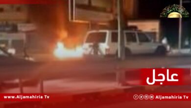 محتجون يشعلون إطارات سيارات