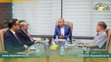 بحث عضو المجلس الرئاسي الانتقالي، عبد الله اللافي، مع أعضاء من لجنة الستين، الأزمة السياسية الراهنة بسبب بعض النصوص الخلافية الواردة بمشروع الدستور، وسبل تحقيق التوافق حولها بين جميع الأطراف.