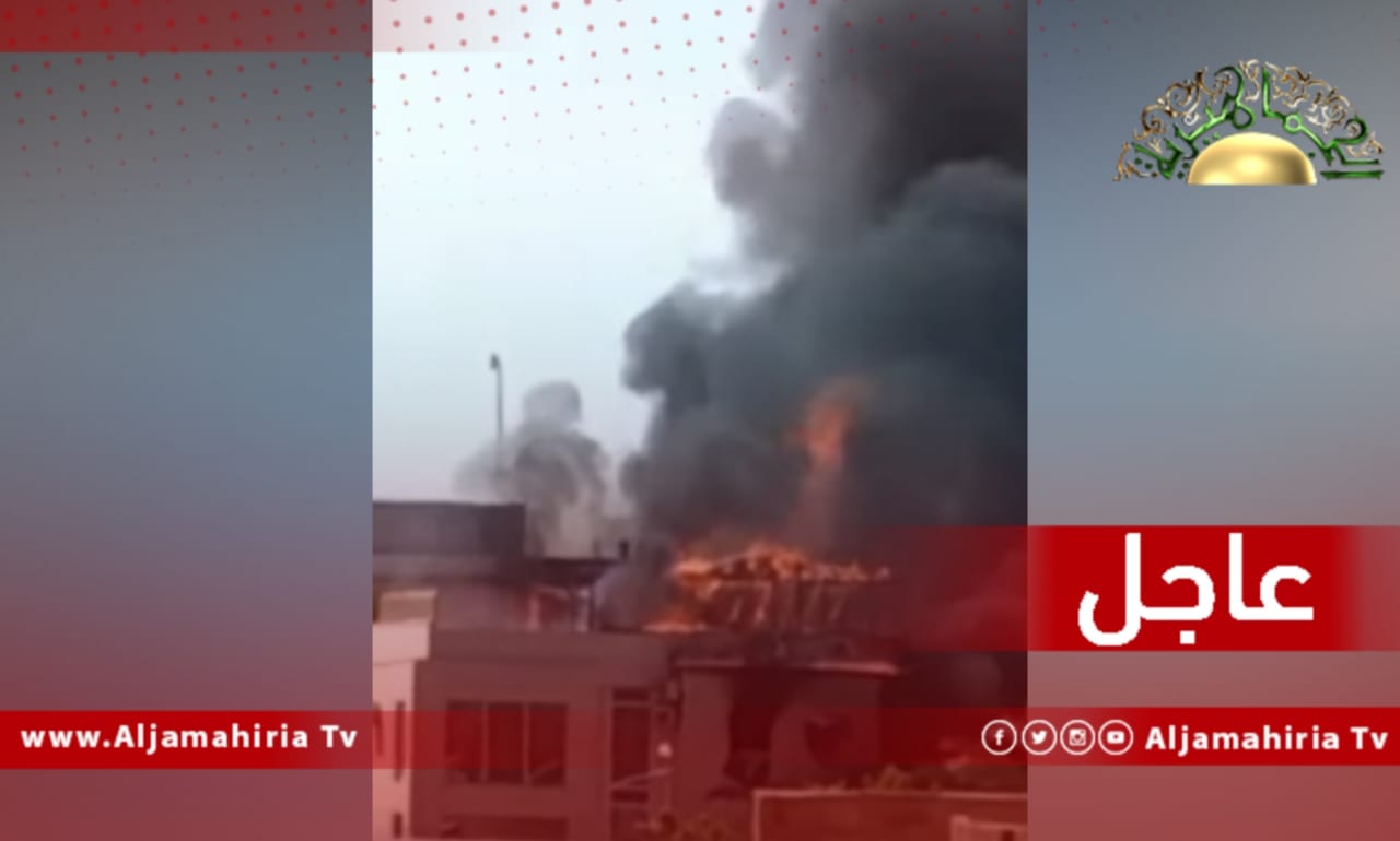 عاجل| اشتعال النيران في مصحة مركز طرابلس للأسنان بشارع الـصريم بعد إصابتها بقذيفة عشوائية