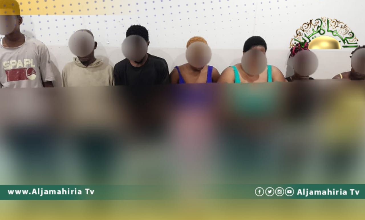 مديرية أمن طبرق: مداهمة وكر للدعارة بالمنطقة الصناعية تديره عصابة إفريقية