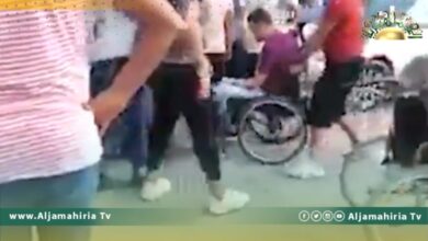 تعرض متظاهرين من ذوي الإعاقة للضرب أمام صندوق التضامن الاجتماعي بطرابلس