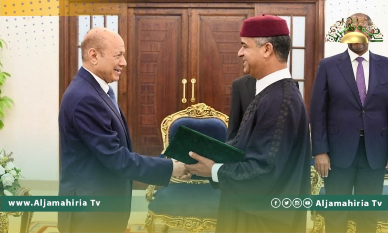 رئيس مجلس القيادة الرئاسي اليمني يتسلم أوراق اعتماد السفير الليبي
