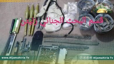 القبض على شخص في زليتن يتاجر في المخدرات والأسلحة