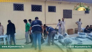 مساعدات إنسانية للمهاجرين بمركز الإيواء بشحات