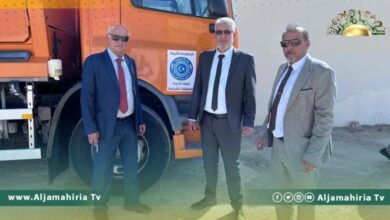 الحكومة المرتقبة تسلم بلدية طبرق سيارة لتجميع ونقل القمامة من أصل ثلاث سيارات