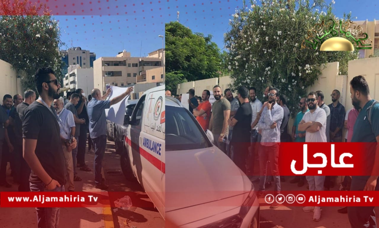 عاجل// وقفة احتجاجية لفرق الاستجابة 1448 أمام الشركة القابضة بطرابلس احتجاجًا على عدم تقاضيهم رواتبهم لفترة تتجاوز 14شهرًا