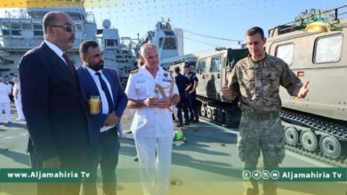 الكوني يتفقد بارجة الإنزال البريطانية بميناء طرابلس ويبحث سبل تعزيز التعاون العسكري