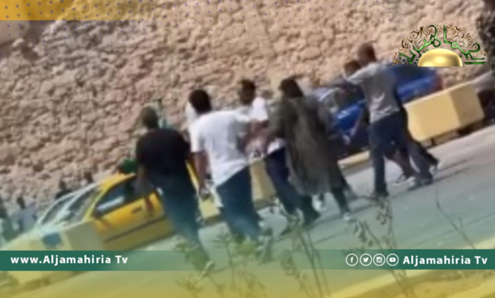 بالفيديو// امرأة تتعرض للضرب والاعتداء لرفعها العلم الأخضر