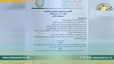 السائح: توفر تطعيمات الأطفال أصبحت مسألة وقت أكد رئيس مركز مكافحة الأمراض حيدر السائح، أن توفر تطعيمات الأطفال أصبحت قريبة جدا ومسألة وقت، ومعاملاتها لدى مصرف ليبيا المركزي. وأضاف السائح في ملخص للأسبوع أنه تم كشف حالتي اشتباه لمرض جدري القرود خلال هذا الاسبوع وكانت نتيجتهم سالبة. وتابع السائح أن نقاشا جرى مع نخبة من أطباء التخدير حول دراستنا الاخيرة والدراسة اتسعت لتشمل أغلب الاطقم الطبية في غرف العمليات وبعض العاملين والموظفين في أماكن يغلب عليها طابع الضغط النفسي. ولفت السائح إلى أن منظومة ادارة الصيدلة في المركز والفروع بدأت في الشغل وأصبح كل شي وفق بيانات الكترونية وهذا المشروع تحت خطة التحول الرقمي، كما أن منظومة الرصد والتقصي ستتطلق الاسبوع القادم وتهدف للتبليغ عن كل الأمراض في بلادنا. أما منظومة الشهادات الصحية فأخدت بعض الوقت لصعوبة تفعيلها في كل الفروع وتم انجاز اكثر من 70% الى الان. وأشار السائح إلى أنه تم ربط كل المراكز الصحية بمنظومة وطنية للمركز، بحيث يمكن تتبع كل طعم من لحظة وصوله للأراضي الليبية إلى ان تعطى للطفل، مؤكدا أن هذه المنظومة ستحل كل مشاكل تأخر توريد التطعيمات، وبهذا يمكن معرفة العدد الكلي لكل طعم مستخدم. ولفت السائح إلى أن مشروع المنظومة الوطنية للمراكز الصحية كبير، لأن هناك أكثر من 700 مركز صحي يقدم في خدمة التطعيمات ويحتاج الى ربط الكتروني، متوقعا أن تكون كل المراكز الصحية داخل المنظومة نهاية العام الجاري.