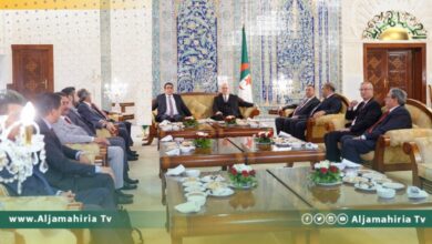 المنفي يصل إلى الجزائر لبحث تطورات الأوضاع في ليبيا وتعزيز العلاقات بين البلدين