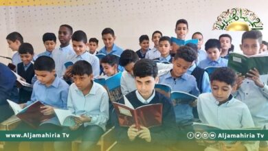 رواد مواقع التواصل: إغلاق أحد الفصول بمدرسة الجمهورية لعدم توافر مقاعد الجلوس للطلبة