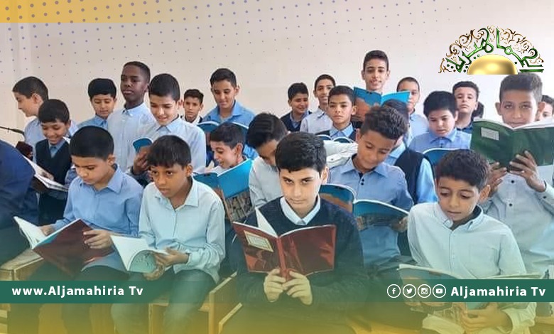 رواد مواقع التواصل: إغلاق أحد الفصول بمدرسة الجمهورية لعدم توافر مقاعد الجلوس للطلبة