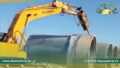 فوضى عارمة.. نشطاء يتداولون قيام البعض بتحطيم أنابيب النهر الصناعي العظيم للحصول على "خردة"
