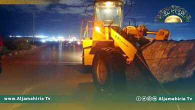 محتجون في تاجوراء يغلقون طريق الشط احتجاجا على تسليم حكومة الدبيبة أراض لسفارات بعض الدول