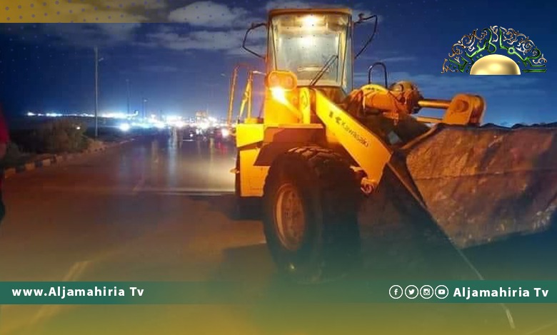 محتجون في تاجوراء يغلقون طريق الشط احتجاجا على تسليم حكومة الدبيبة أراض لسفارات بعض الدول