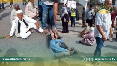 عمال الشركات المتعثرة ينظمون وقفة احتجاجية أمام مقر حكومة الدبيبة ويغلقون طريق السكة