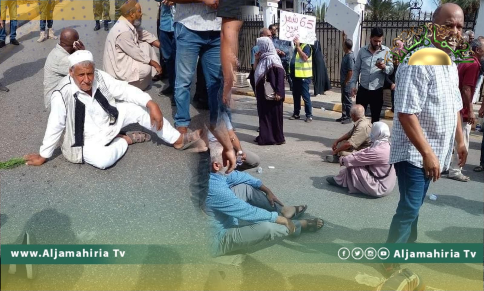 عمال الشركات المتعثرة ينظمون وقفة احتجاجية أمام مقر حكومة الدبيبة ويغلقون طريق السكة