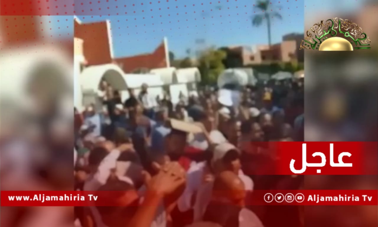 عاجل// مظاهرة احتجاجية أمام مجلس الوزراء للمطالبة بإلغاء قرار نقل إدارة الشؤون المحلية التابعة لـ الداخلية إلى وزارة الحكم المحلي