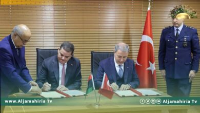 وقع رئيس حكومة الوحدة المؤقتة، عبدالحميد الدبيبة، اليوم الثلاثاء، مع وزير الدفاع التركي خلوصي آكار، اتفاقيتين عسكريتين للتعاون بين البلدين. وبحسب بيان صادر عن حكومة الوحدة المؤقتة، فإن الاتفاقية الأولى تنص على رفع كفاءة قدرات الطيران الحربي في ليبيا بالاستعانة بالخبرات التركية في هذا المجال، كما تضمنت الاتفاقية الثانية بروتوكولات تنفيذية للاتفاقية الأمنية الموقعة من قبل المجلس الرئاسي غير الشرعي السابق، عام 2019. وعقد الطرفان مباحثات بمقر وزارة الدفاع بإسطنبول، ضم من الجانب الليبي رئيس وزراء حكومة الوحدة المؤقتة بصفته وزير الدفاع، ورئيس أركان المنطقة الغربية محمد الحداد، ومن الجانب التركي وزير الدفاع، ورئيس الأركان العامة ، إلى جانب عدد من الضباط والمسؤولين لمناقشة أوجه التعاون بين البلدين، في مجالات مختلفة.